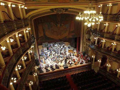 Una orquesta ensaya en el teatro Amazonas en Manaos.