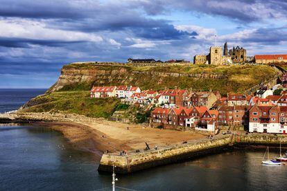 En Whitby, un encantador pueblecito de pescadores en la costa de Yorkshire (Inglaterra), Bram Stoker hizo embarrancar la goleta rusa 'Demeter', que cargaba en su bodega a un vampiro. Lo cuenta en su novela 'Drácula', en la que describe los restos de la abadía que se alza en lo alto del pueblo y el cementerio donde a la pobre Lucy Westenra, convertida en vampira por los mordiscos del infame conde, le atraviesan el corazón con una estaca. Los góticos británicos celebran allí dos veces al año, en abril y octubre, el Whitby Gothic Weekend, un festival de música 'pospunk' y 'death-rock'.