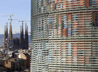 Sede de Aguas de Barcelona (torre Agbar) con la Sagrada Familia al fondo.