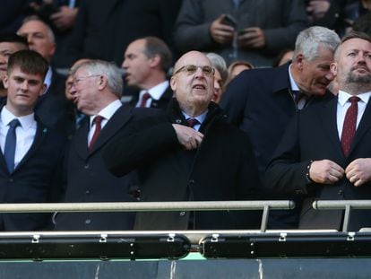 Avram Glazer, co-propietario del Manchester United, con Álex Ferguson a su izquierda, durante la final de la Carabao Cup en Wembley.