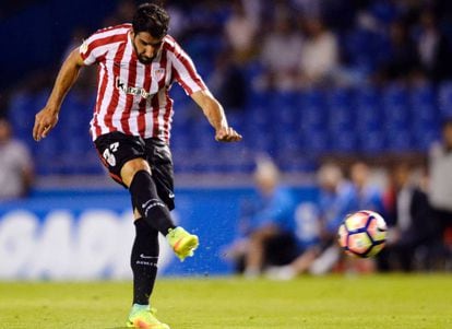 Raúl García chuta para lograr el gol del triunfo del Athletic en Riazor.