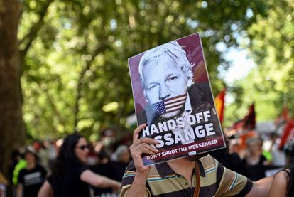 Un manifestante porta una pancarta en la que pide a EE UU que no se meta con Julian Assange, en una protesta contra la OTAN celebrada el domingo en Madrid.