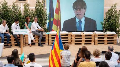 El expresidente de la Generalitat Carles Puigdemont en un mitin de JxCat en Amer (Girona), su pueblo natal.