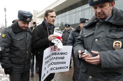 Protesta en San Petersburgo contra la limitaci&oacute;n de derechos a los homosexuales. / A. Demianchuk (Reuters)