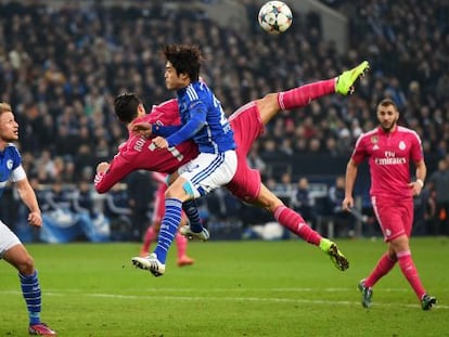 Cristiano y Uchida pugnan por un bal&oacute;n.