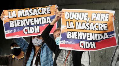 Manifestantes con pancartas y banderas de Colombia reciben a la Comisión Interamericana de Derechos Humanos (CIDH), en Bogotá.