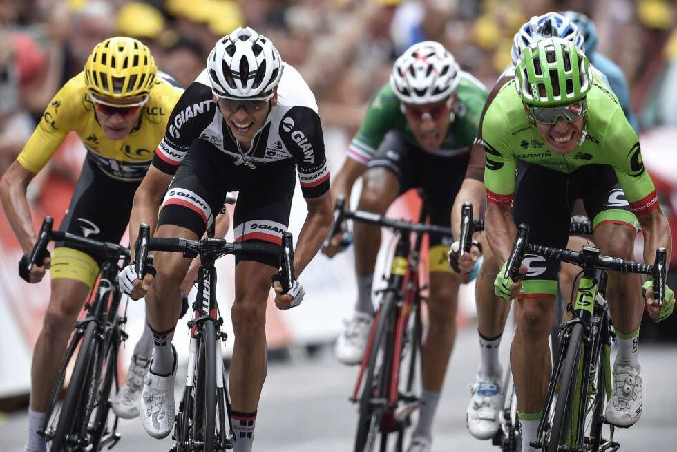 De izquierda a derecha, Froome, Barguil, Aru y Rigoberto Urán esprintan en el final de la novena etapa.