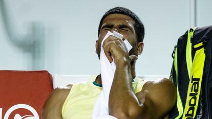 Alcaraz se duele en el banquillo tras sufrir la torcedura, este martes en la Pista Guga Kuerten de Río de Janeiro.