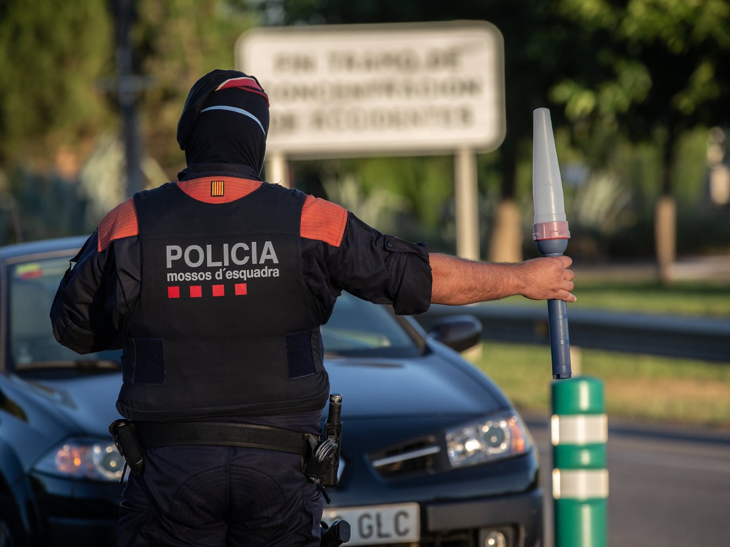Un Mosso d'Esquadra controla el acceso a la A2 dirección Barcelona en Lleida, capital de la comarca del Segrià, en Lleida.