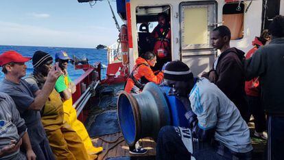 Los 12 migrantes rescatados en alta mar, en aguas internacionales, el pasado día 22, por el pesquero Nuestra Madre Loreto, con base en Santa Pola (Alicante).