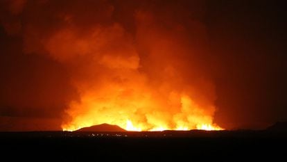 Un volcán echa lava y humo mientras entra en erupción, al norte de Grindavik, en Islandia