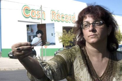 Isabel López Rodríguez sostiene, en el año 2010, una foto de su hermana María Elena, cajera fallecida en el asalto al almacen mayorista Cash Record de Lugo.