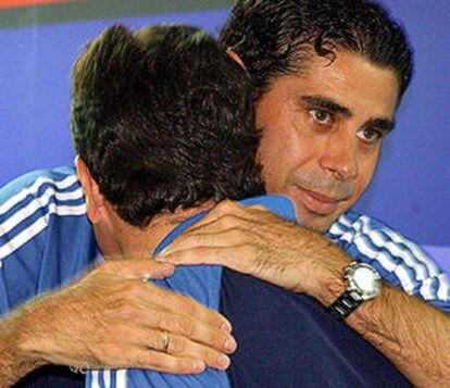 Emocionado, Hierro se abraza con José Antonio Camacho tras su conferencia de prensa de ayer.