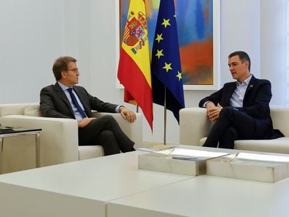 El presidente del Gobierno, Pedro Sánchez (a la derecha), se reunía el 10 de octubre con el líder del PP, Alberto Núñez Feijóo, en La Moncloa.