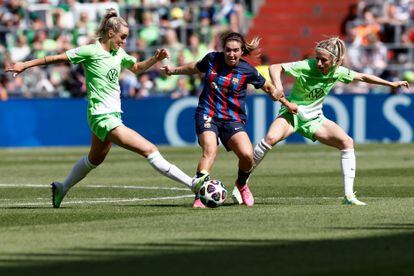 La jugadora del FC Barcelona Bruna Vilamala intenta controlar el balón antes las jugadoras del Wolfsburgo. 