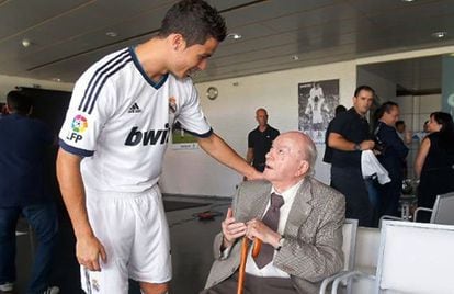 Cristiano Ronaldo saluda a Di Stéfano durante la presentación oficial del Real Madrid en la temporada 2012-2013.