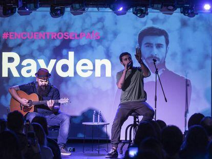 Imagen: Rayden canta para los lectores de EL PAÍS.