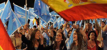 Simpatizantes del PP celebran la victoria de las elecciones 2011 en Génova.