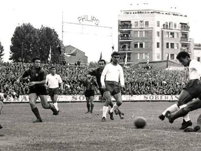 Un remate de Re en el Levante-Barcelona de 1964.