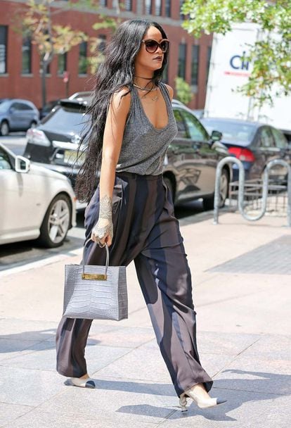 El pasado miércoles pudimos ver a Rihanna paseando por Nueva York con un look de aires deportivos firmado por Alexander Wang. El bolso, que aportó el toque sofisticado, es de Balenciaga.