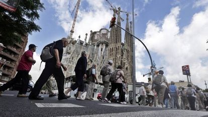 Turistes davant la Sagrada Família de Barcelona.