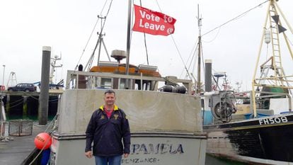 Gramen Stives frente a su barco en el puerto de Newlyn.