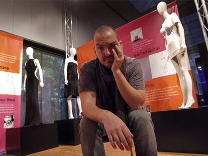 El diseñador Juan Duyos, en la exposición <b><i>20 iconos del siglo XX,</b></i> en el Museo del Traje.