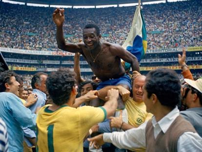 Pelé tras ganar la Copa del Mundo el 21 de junio de 1970.