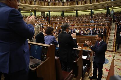 Sánchez recibe el aplauso de la bancada socialista tras su discurso de investidura.