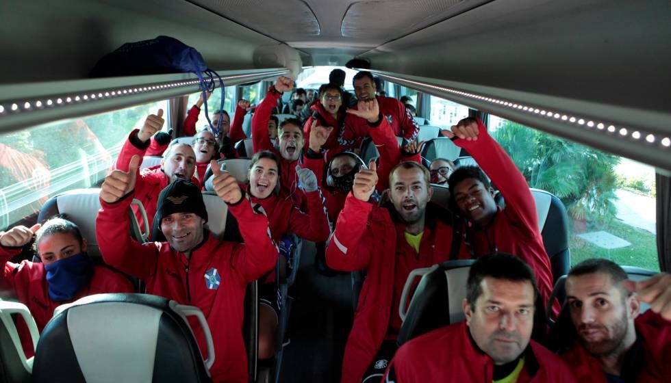 Los jugadores del Tenerife, debutantes en la competición, en el autobús camino del estadio (Tarragona).