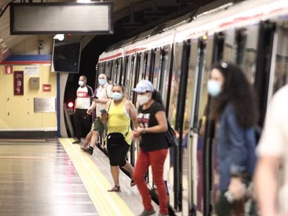 Pasajeros con mascarilla, en el Metro de Madrid el 22 de junio.