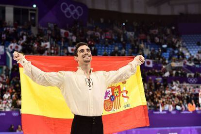 Javier Fernández sostiene la bandera de España después después del programa largo.