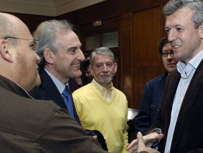 Emilio Pascual (de amarillo) con cargos del PP en marzo de 2009