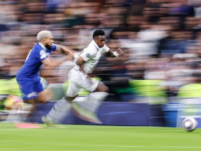 Reece James intenta parar a Vinicius el miércoles pasado en el Bernabéu.