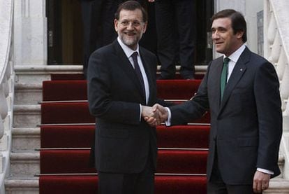 El primer ministro portugués, Pedro Passos Coelho, saluda al presidente del Gobierno español, Mariano Rajoy, antes de la reunión mantenida este martes en el Palacio de Sao Bento en Lisboa.