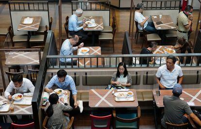 La CDC advierte del riesgo de contagio por aerosoles en los restaurantes con poca ventilación.