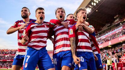 Los futbolistas del Granada CF celebran un tanto en un partido contra el Real Oviedo, el pasado marzo