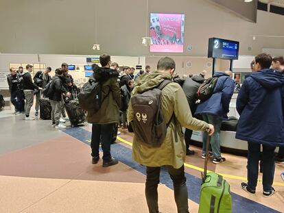 Parte de la expedición española, esperando los equipajes en el aeropuerto de Estocolmo.