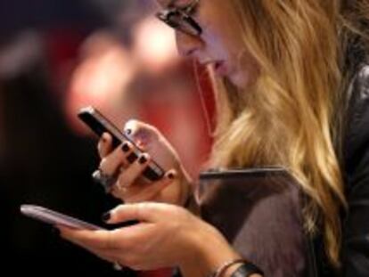 Una mujer utiliza varios &#039;smartphones&#039;.