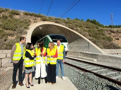 La secretaria de Estado de Mitma, Isabel Pardo de Vera, visitó en Vallada (Valencia) el inicio de las pruebas del tren de Adif en el tramo entre Xàtiva y el nudo de La Encina.
