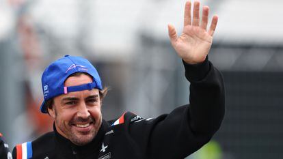 Fernando Alonso saludaba el domingo en el Gran Premio de Hungría.
