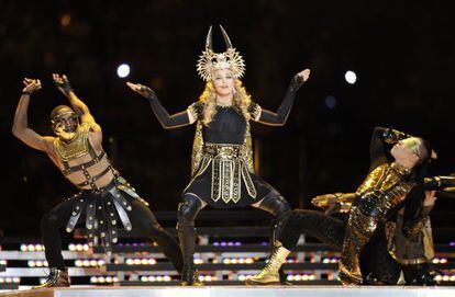 Madonna canta su éxito Vogue en el intermedio de la Super Bowl, en Indianápolis, el domingo.