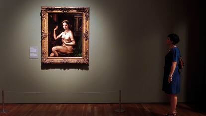 Una persona contempla 'Mujer ante el espejo', óleo de un discípulo de Rafael, Giulio Romano, fechado hacia 1523-1524, en el Museo del Prado de Madrid en 2012.