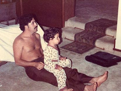 El narcotraficante Pablo Escobar, con su hijo Juan Pablo, en 1978.