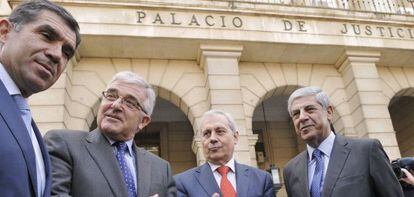 El presidente del TSJA, Lorenzo del Río, y el presidente del Supremo, Gonzalo Moliner (los dos primeros desde la izquierda).