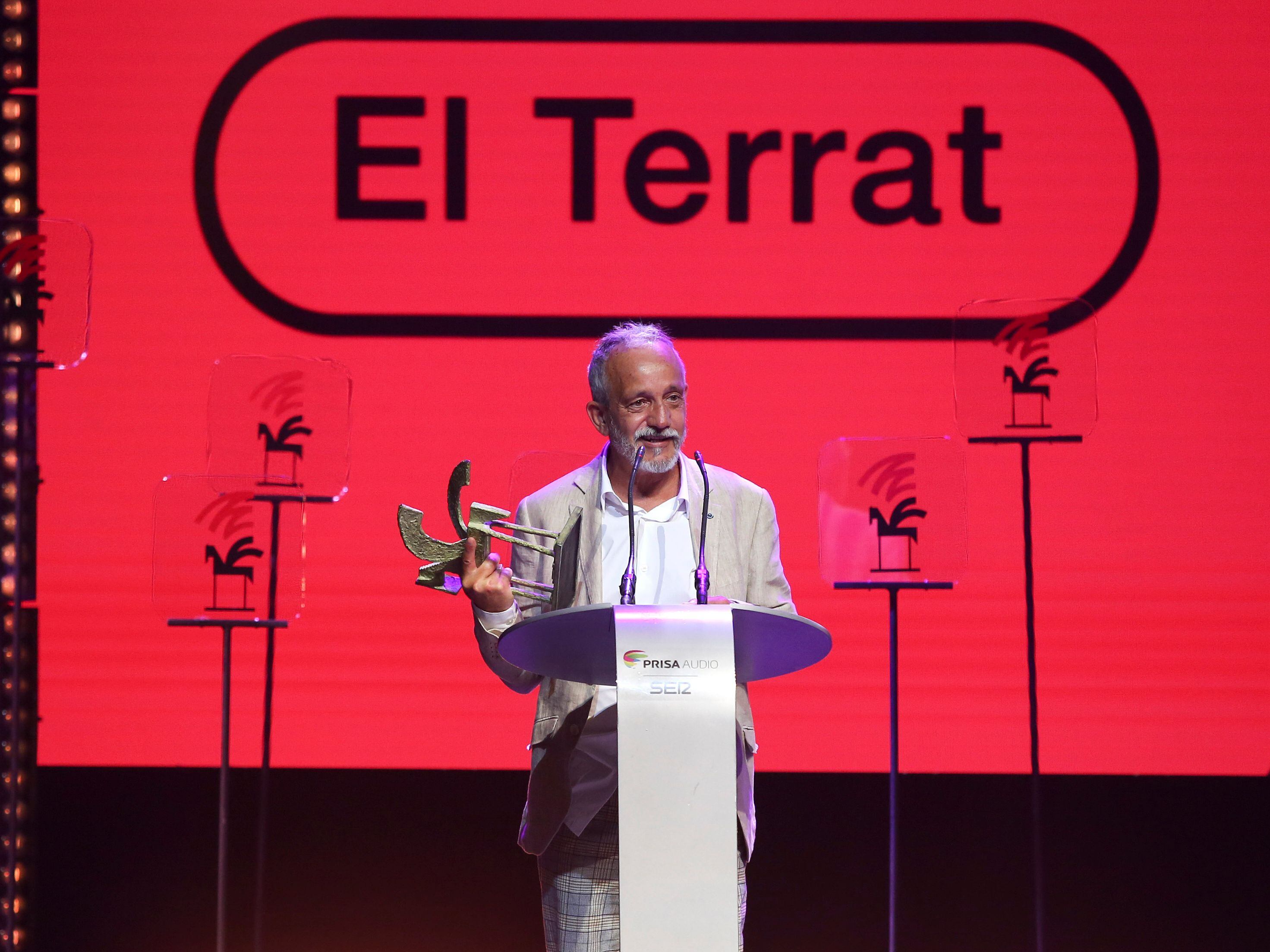 Mia Font, creador de contenidos de El Terrat, recoge el premio a la productora en los Premios Ondas Globales del Podcast, en Málaga.
