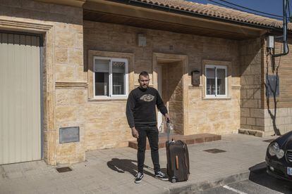 Gustavo Mañas es uno de los trabajadores de la central térmica que ha sido recolocado en otra sede, en su caso en Cataluña. Desde hace un año y medio vive entre Lleida y Andorra (Teruel), donde vuelve cada fin de semana. El primer año, dejó a su hija con los abuelos en su pueblo, pero cuando comenzó el nuevo curso, la inscribió en un nuevo colegio en Lleida. Como cada domingo, hace la maleta, apura hasta bien entrada la tarde para que su hija disfrute todo lo que pueda y juntos vuelven a marcharse del pueblo rumbo a su nueva casa.