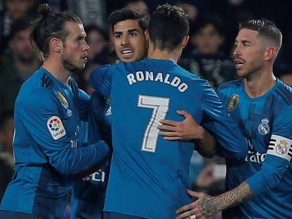 Los jugadores de Real Madrid celebran un gol ante el Betis
