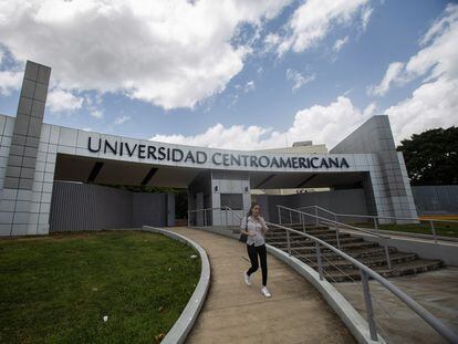 Una mujer sale de la Universidad Jesuita Centroamericana (UCA) en Managua, Nicaragua, 16 de agosto.