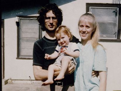 Vernon Wayne Howell, conocido como David Koresh, junto a su esposa Rachel y el hijo de ambos, Cyrus, en una imagen sin datar.